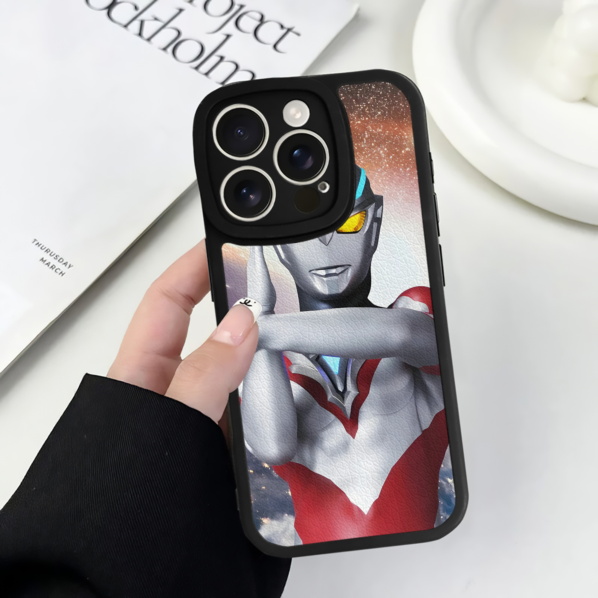 （画像用） ウルトラマン Ultraman 【iPhone 16シリーズ対応】シリコンスマホケース（レザー調） 材質：シリコン